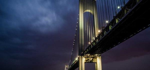 Jak nosić buty na koturnie? Modnie i wygodnie